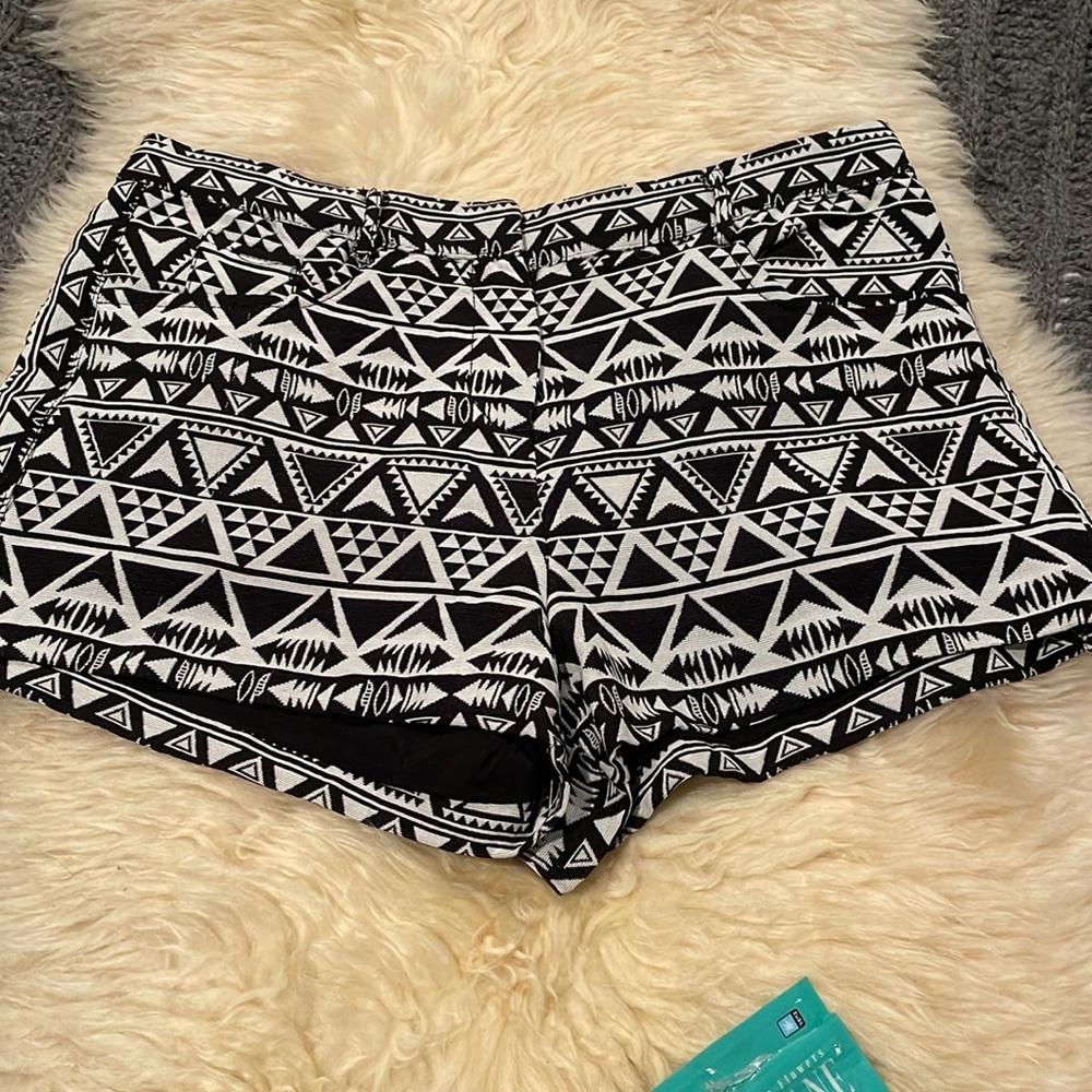 Forever 21 NWT women’s shorts in tribal black and white pattern small,